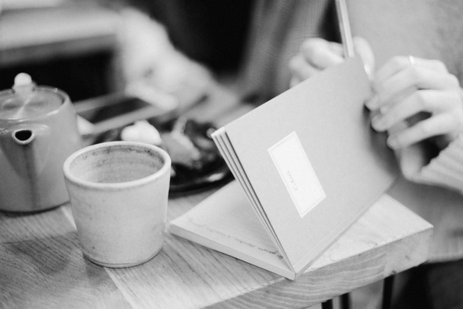 Studenti che lavorano insieme su progetti satirici durante una sessione pratica